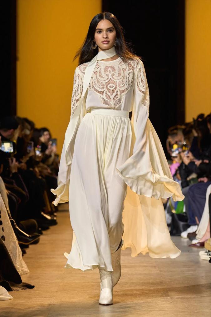 巴黎时装周：艾莉·萨博发布秋冬新品成衣